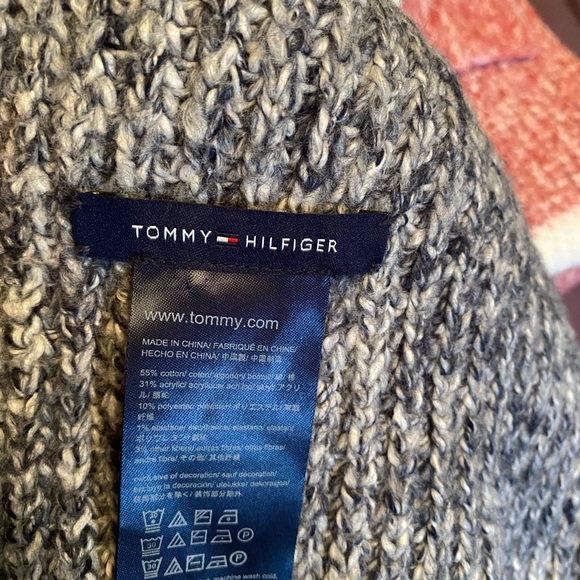 Matching Tommy Hilfiger toque and scarf - Picture 3 of 3